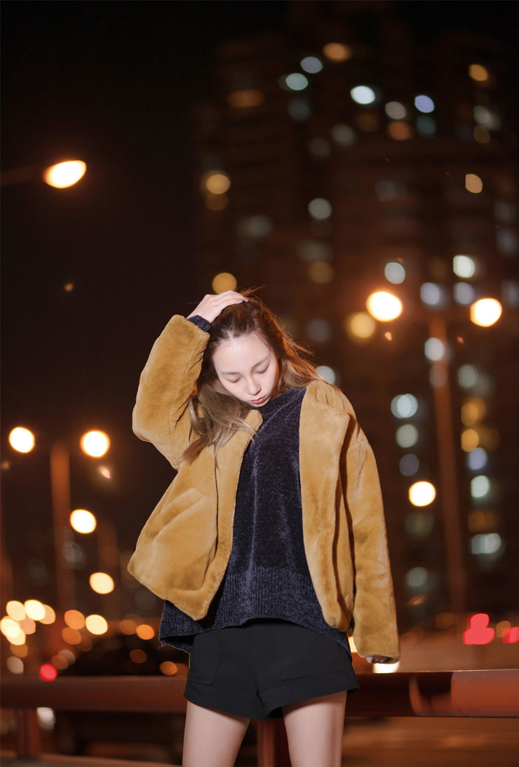 嫩模模夜景美拍 眼神迷离月色