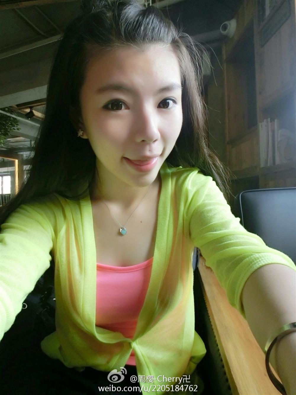 美女的袜子臭吗
