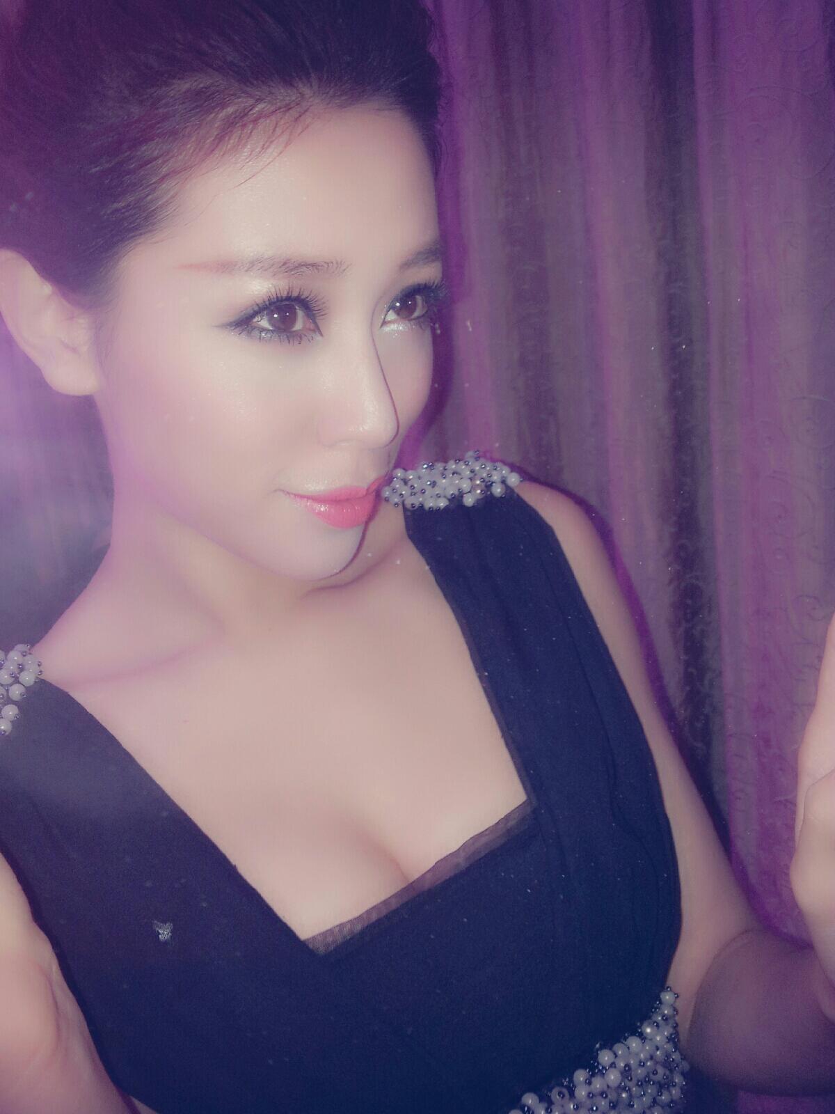 美女内衣练瑜伽图片