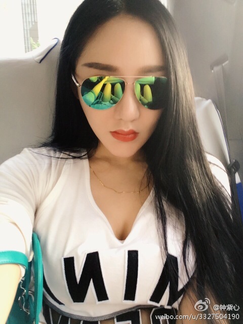 穿深圳校服的女学生