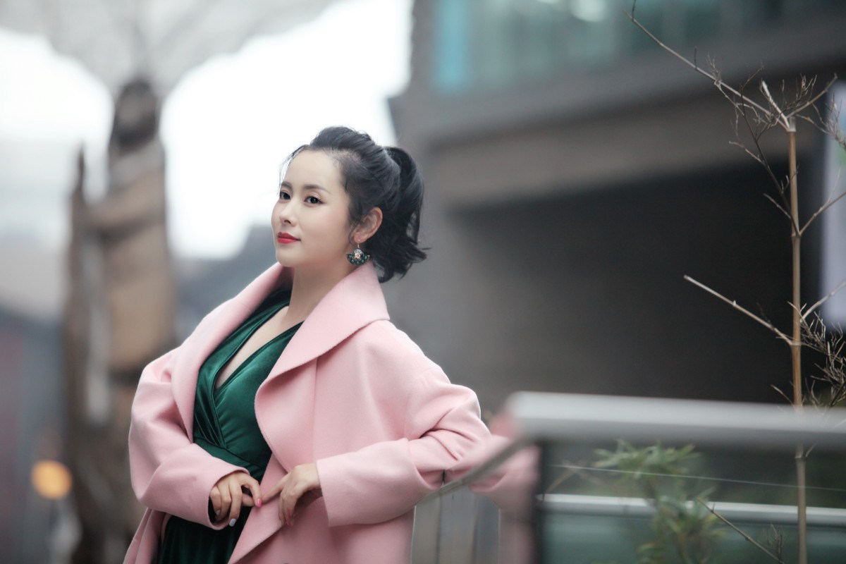 "最美师娘"杨明娜穿粉色大衣似少女