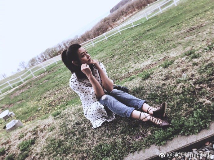 陈妍希被拍出小细腿 直言要给助理加鸡腿