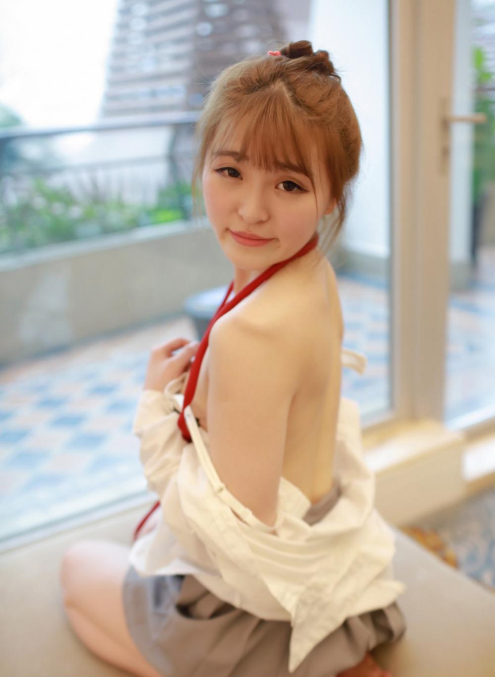 裸背美女伊小七MoMo大尺度惹火写真
