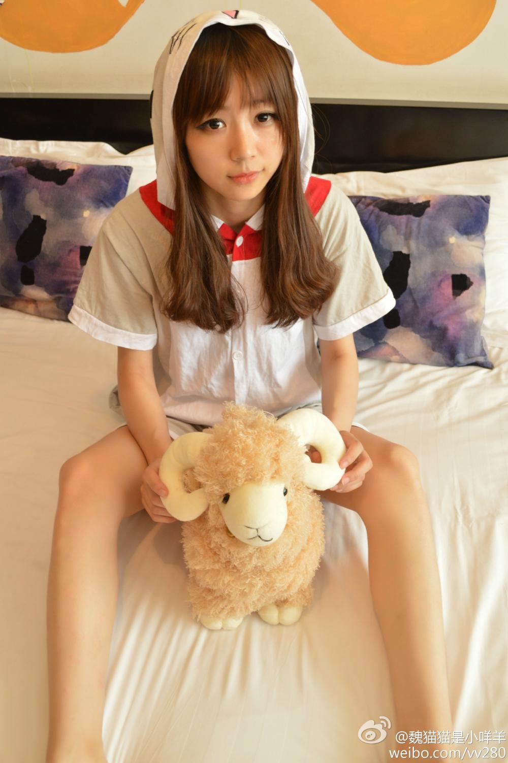美女海滩当众换内衣