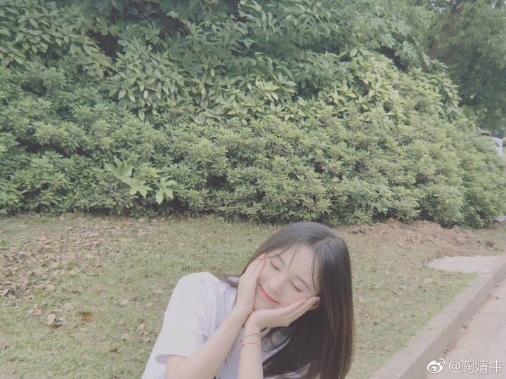 鞠婧祎晒春游照 身穿白色半袖置身花丛清新唯美