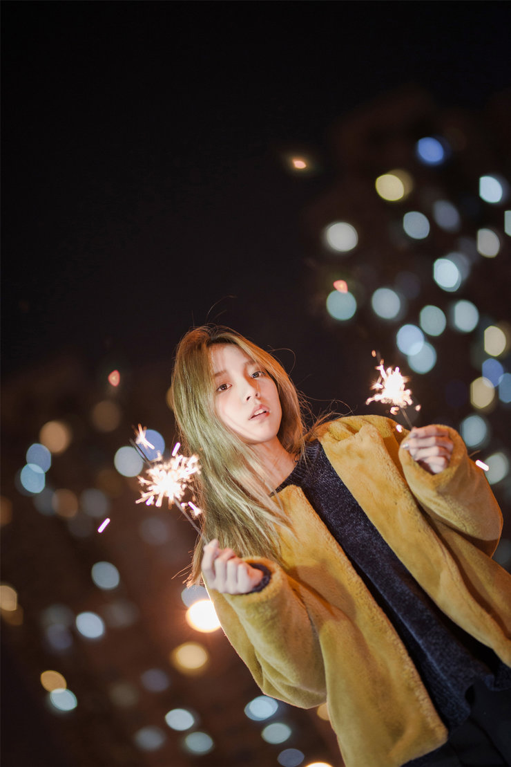 嫩模模夜景美拍 眼神迷离月色
