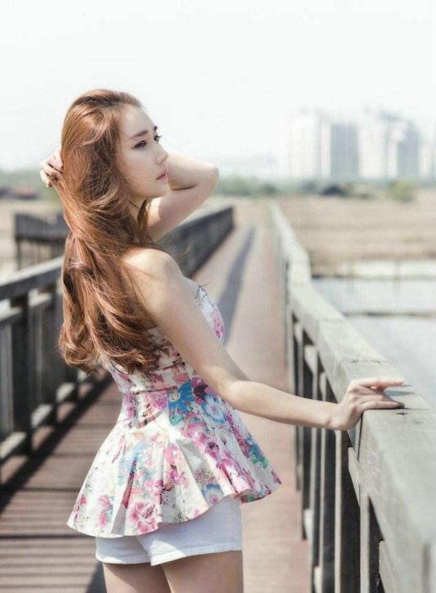 李孝英清纯韩国美女户外清新写真
