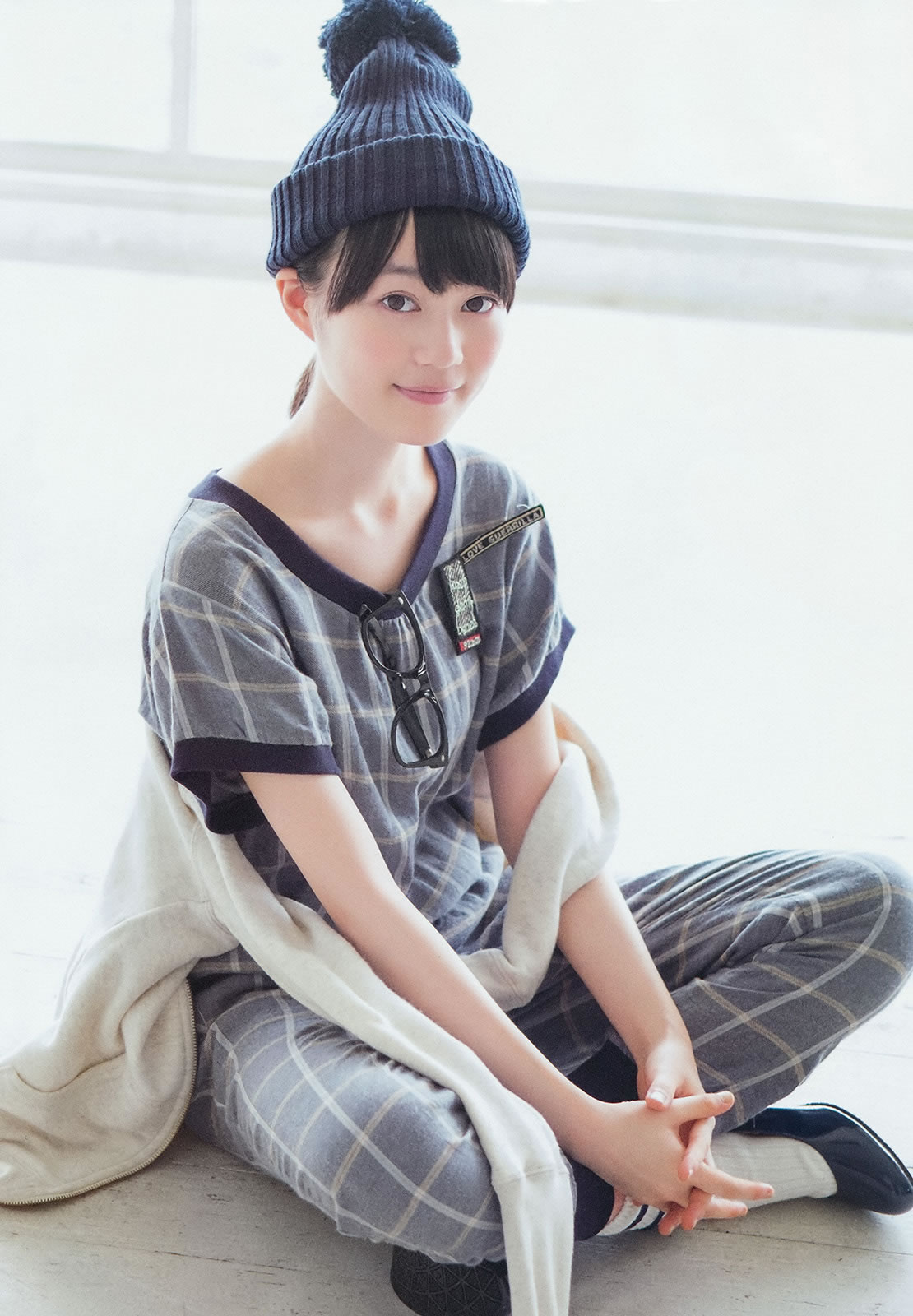 盘腿美女性感清纯唯美写真