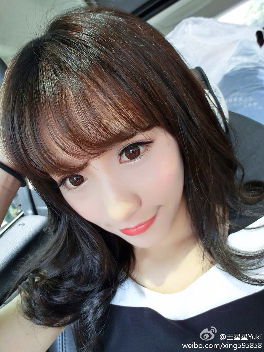 白衣古代美女飞天图