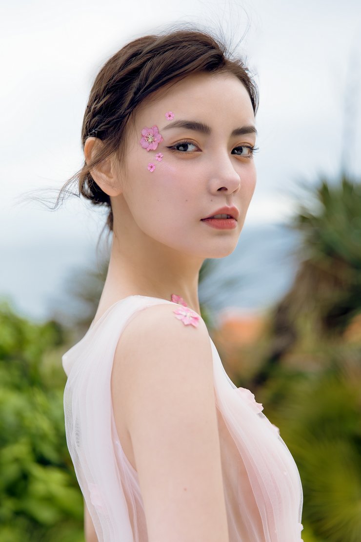 赵宇彤唯美繁花写真曝光 美出新高度