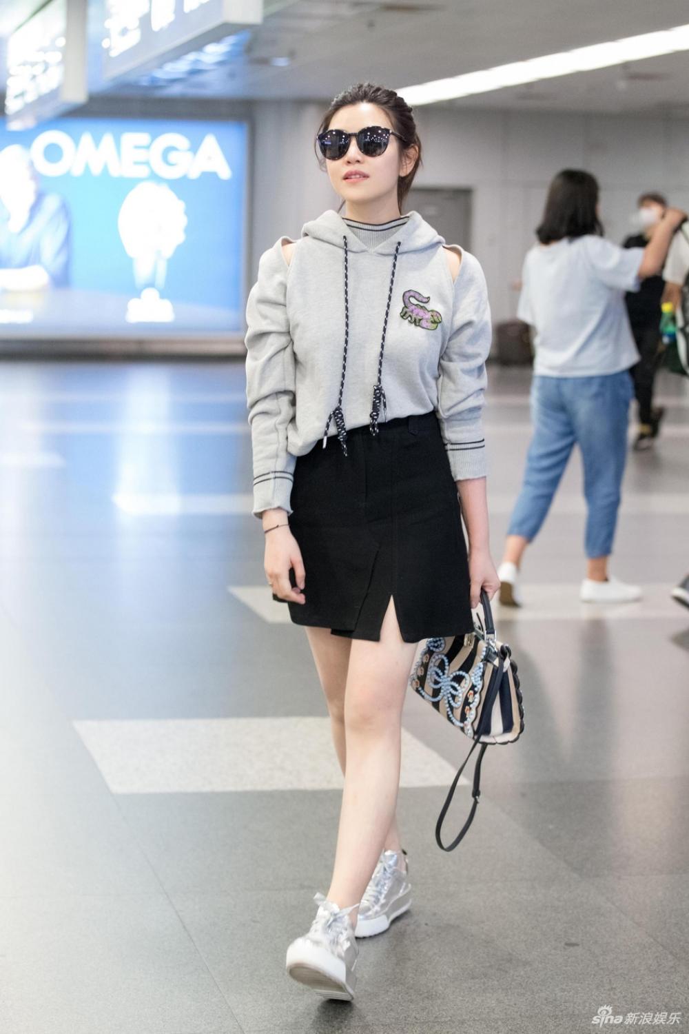 辣妈陈妍希穿短裙秀美腿 气色红润频露甜笑