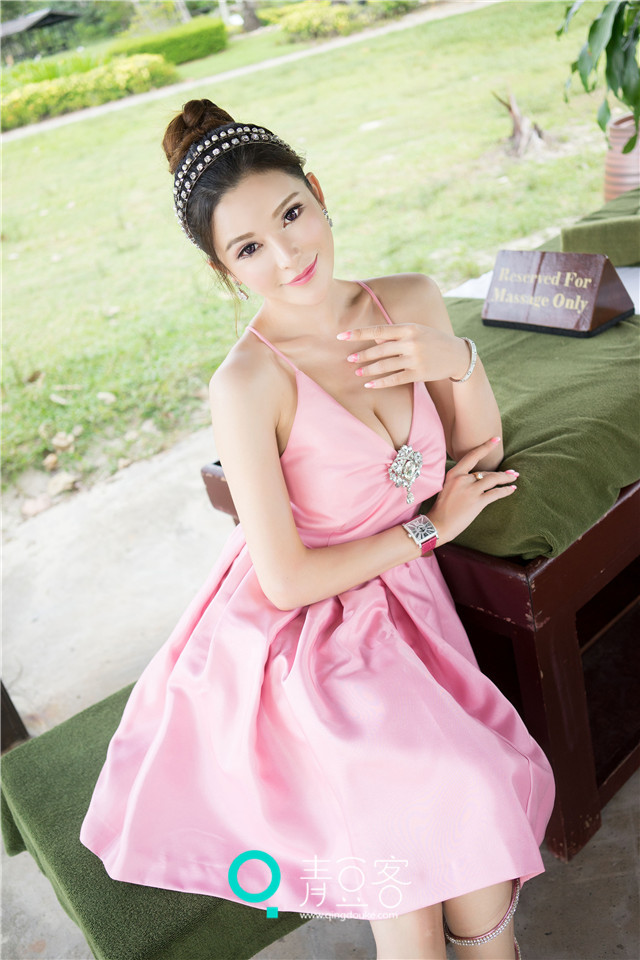 粉裙美女宛恩miyu旅行写真 白色沙滩中尽显可爱气息