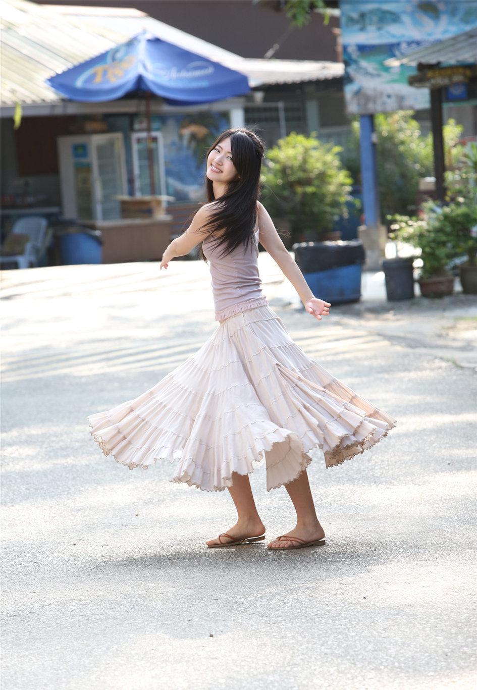 日本美女铃木爱理沙滩比基尼清新照