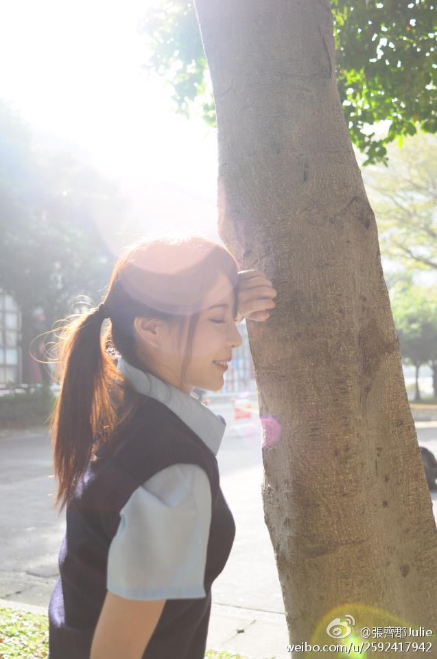 美女八卦脱内衣的图片