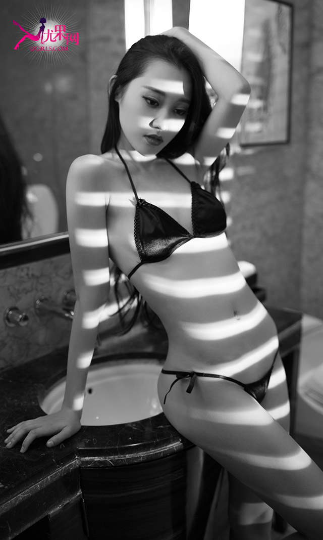女郎张冬美艳私房写真酥胸半裸美腿销魂
