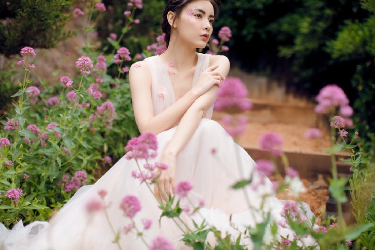 赵宇彤唯美繁花写真曝光 美出新高度
