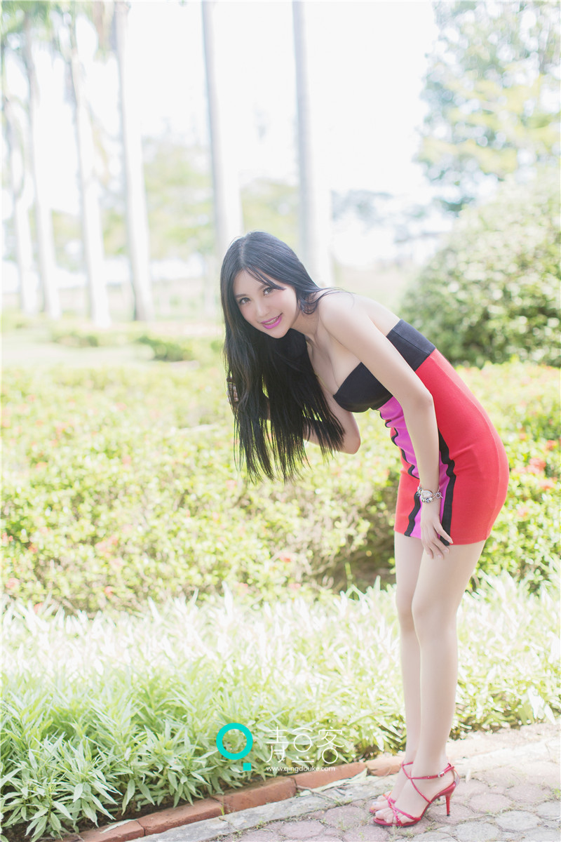 绮里嘉沙巴旅拍 红唇黑发尽显美艳诱惑