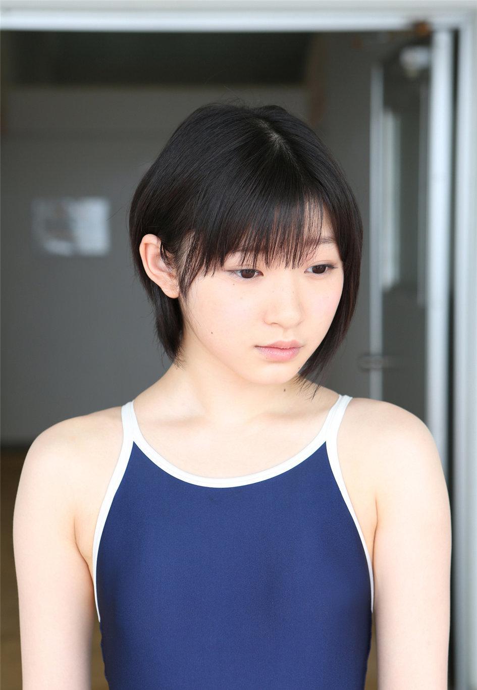 颖儿夏日白裙写真展现纯真笑容