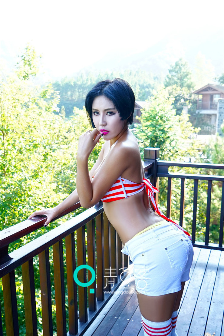 娜依灵儿户外写真 秀性感腰身诱人美臀