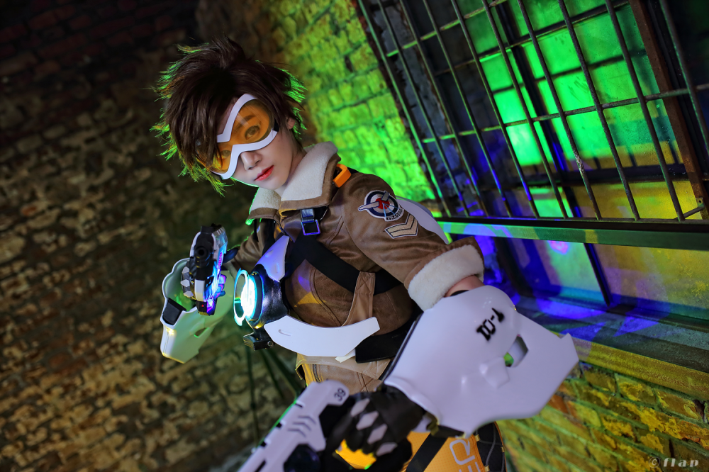 《守望先锋》猎空美腿紧身裤美女Cosplay