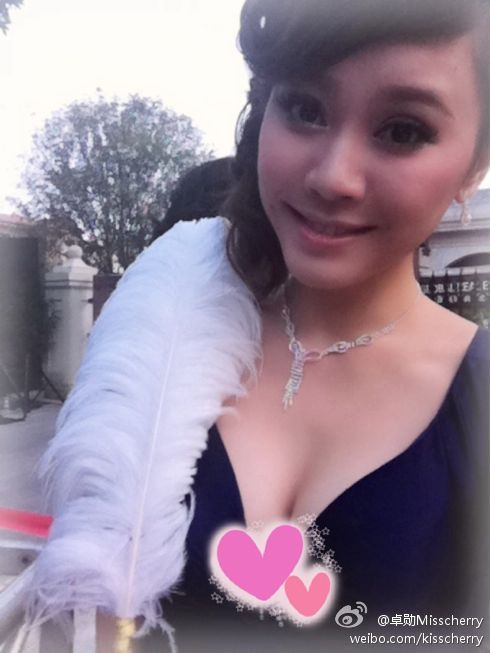 白衣古装美女弹琴图