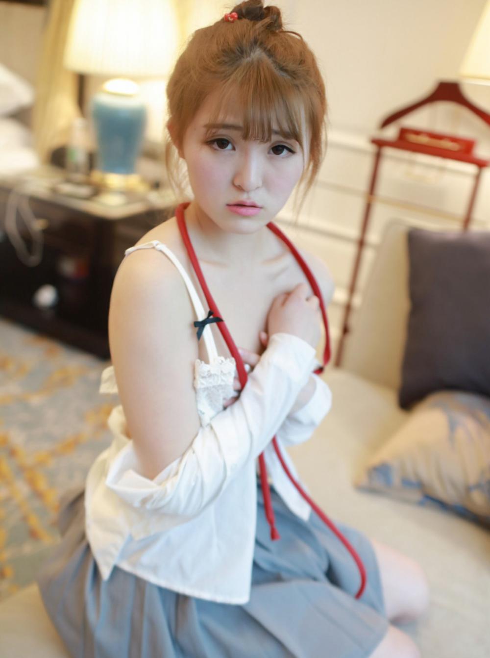 比基尼美女伊小七MoMo性感捂奶写真