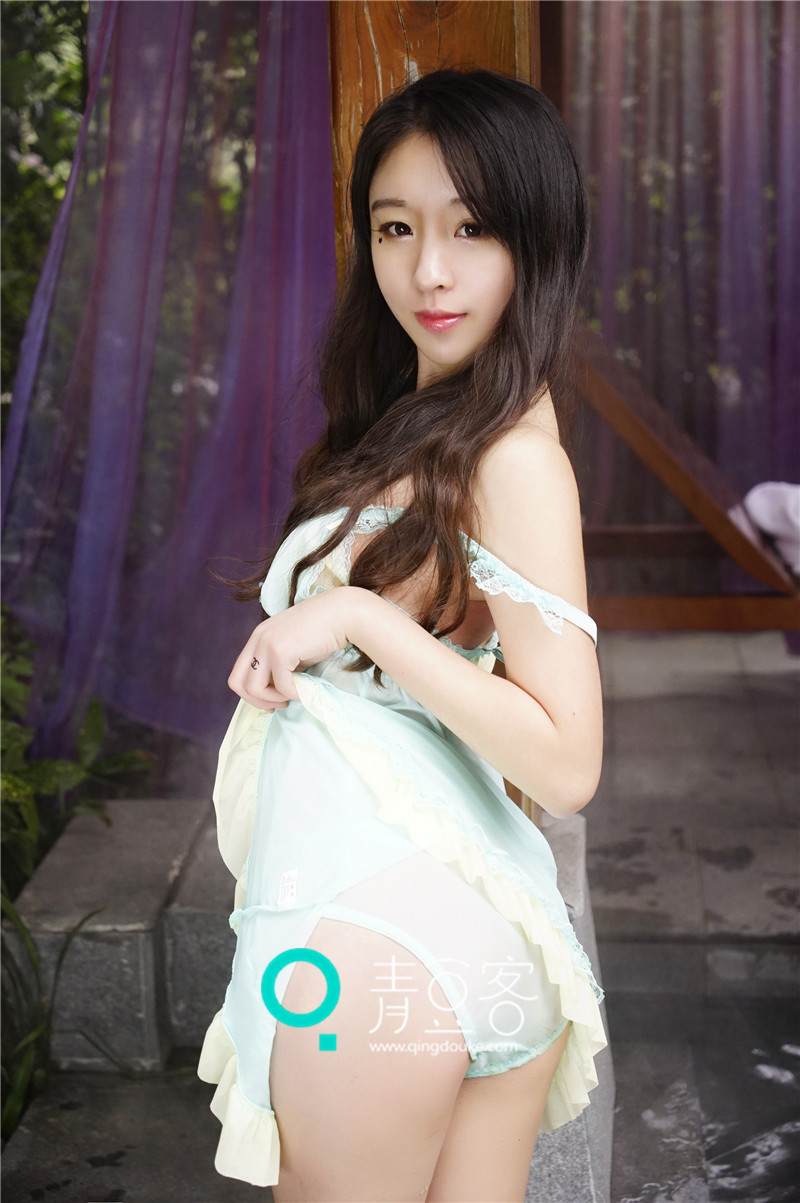 写真女神梓萱Crystal外拍 一双玉腿好迷人