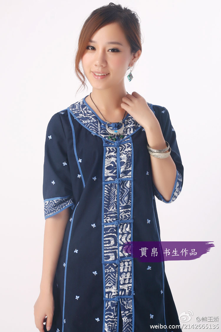 美女劈叉露