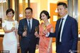 刘诗诗齐耳短发气质优雅 撩发甜笑与高层举杯小酌