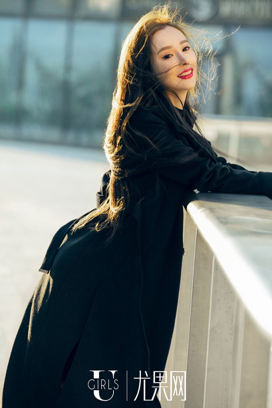 丰满臀部女神萌琪琪性感翘臀写真烈火红唇 丝袜皮鞭