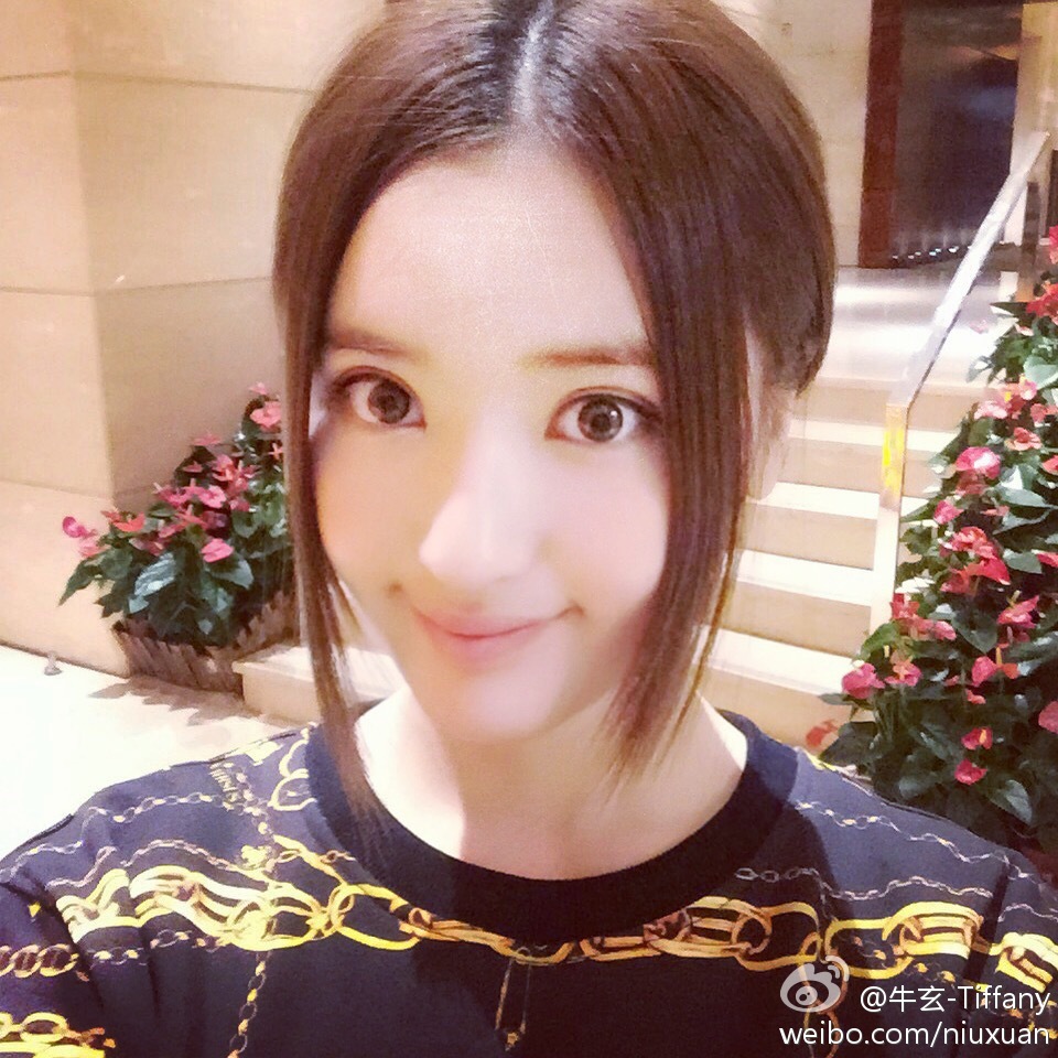 性感大眼抹胸美女自拍照