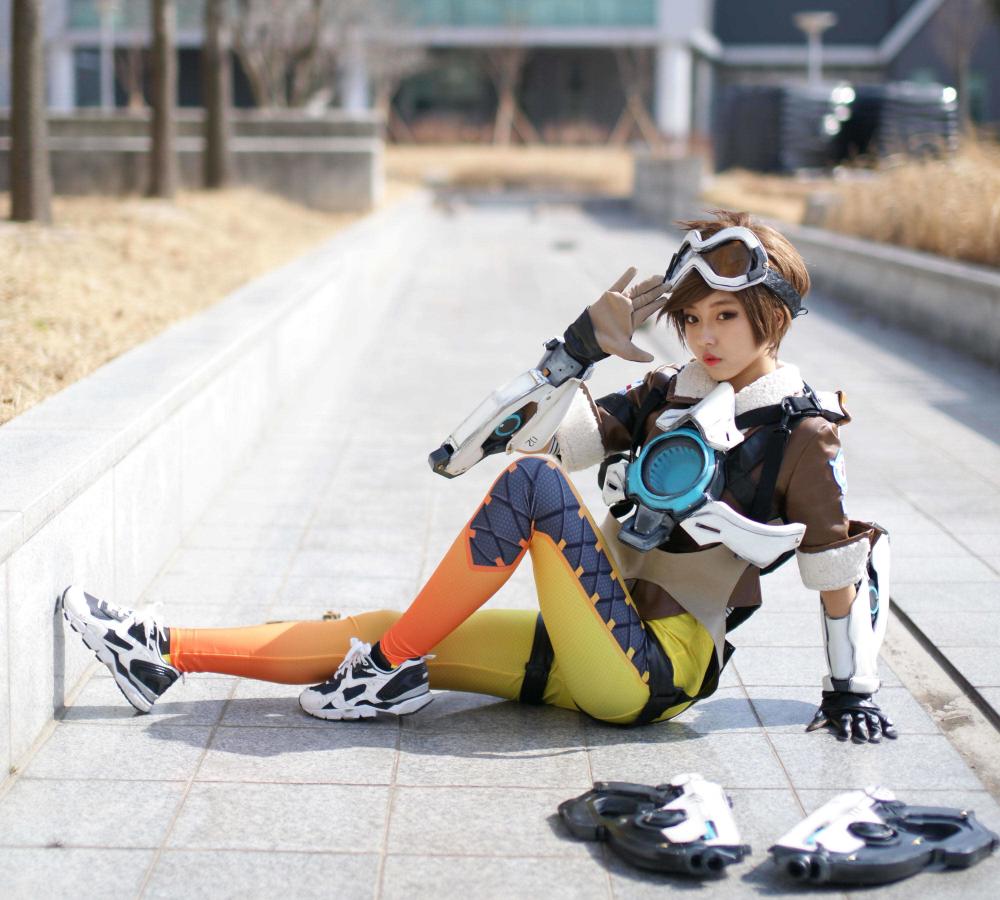 《守望先锋》猎空紧身裤美女高还原度Cosplay