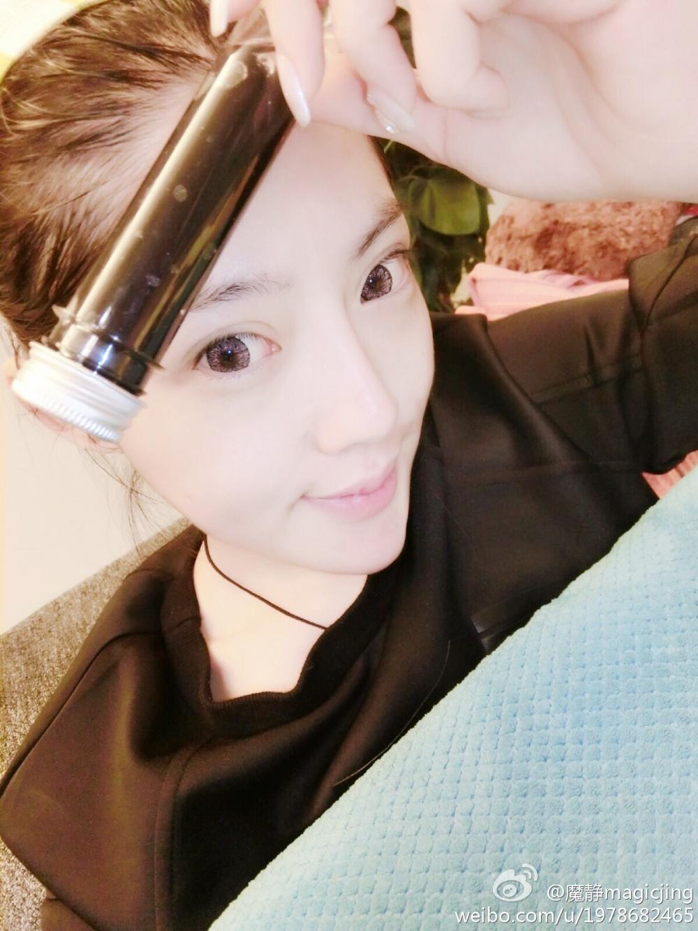 美女蹲下春光乍泄