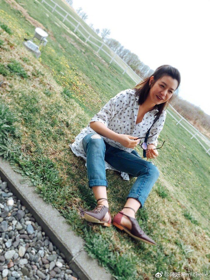 陈妍希被拍出小细腿 直言要给助理加鸡腿