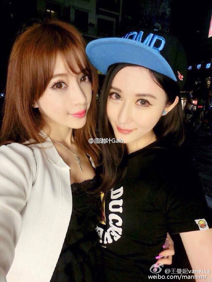 紧身短裙美女春光乍泄