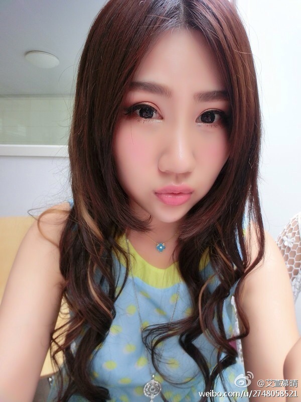 丰满翘臀美女