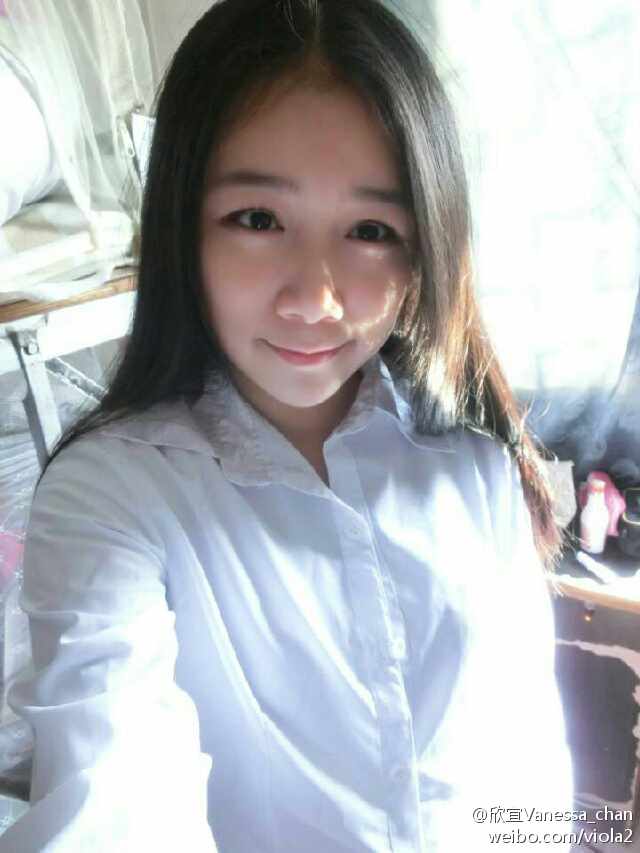 戴眼镜可爱美女