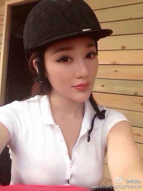穿科比球衣的美女