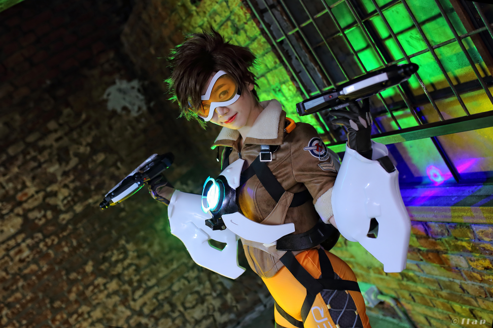 《守望先锋》猎空美腿紧身裤美女Cosplay