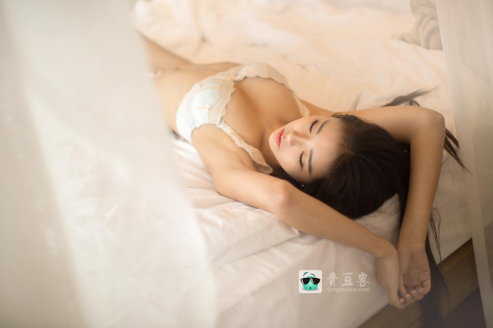 90后单纯漂亮美女可乐Vicky内衣写真 90后美女露乳房