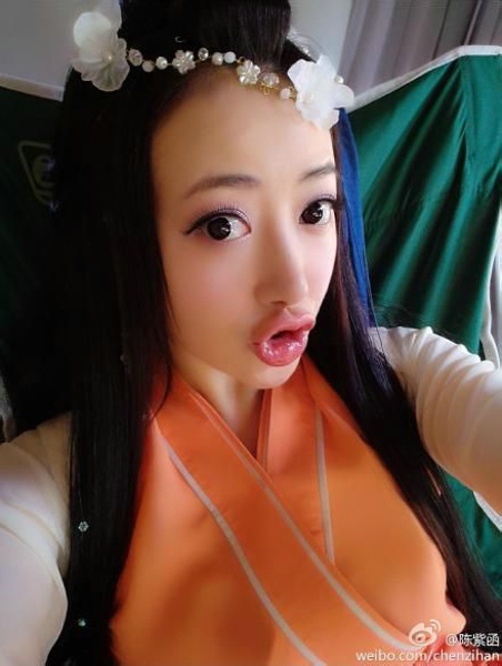 大眼睛美女陈紫函卖萌自拍照