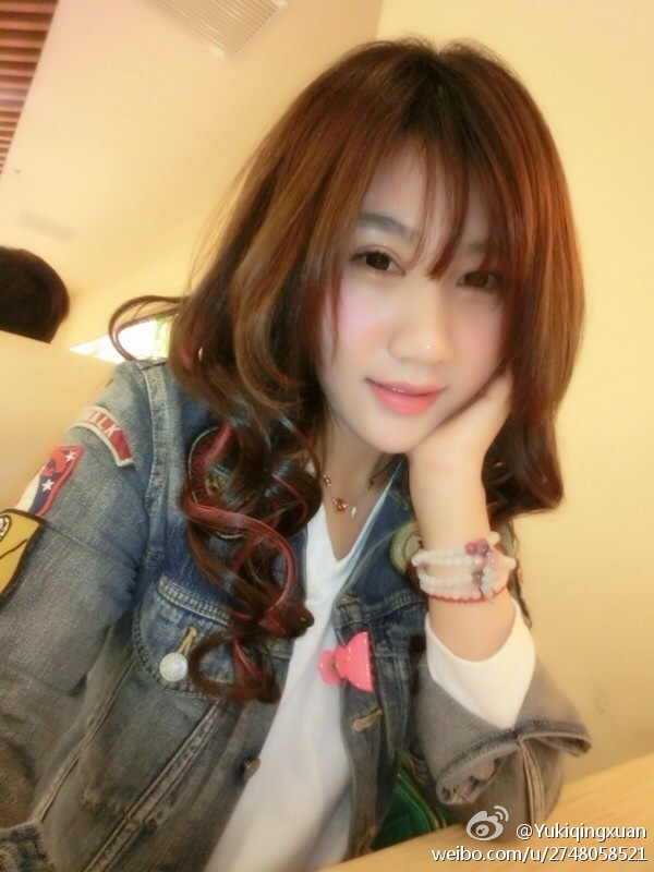 qq美女举牌照空白素材