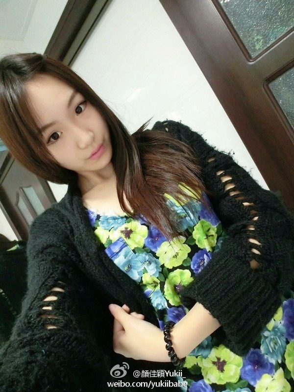 90后性感美女穿短裤