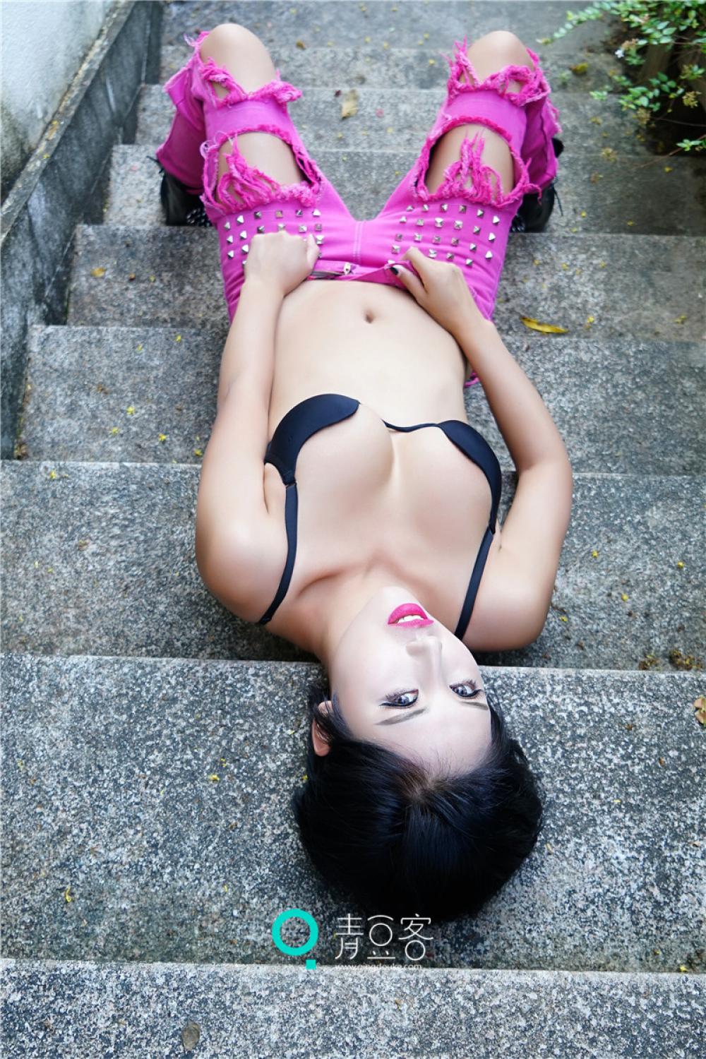 娜依灵儿黑色内衣写真 酥胸半露大玩性感