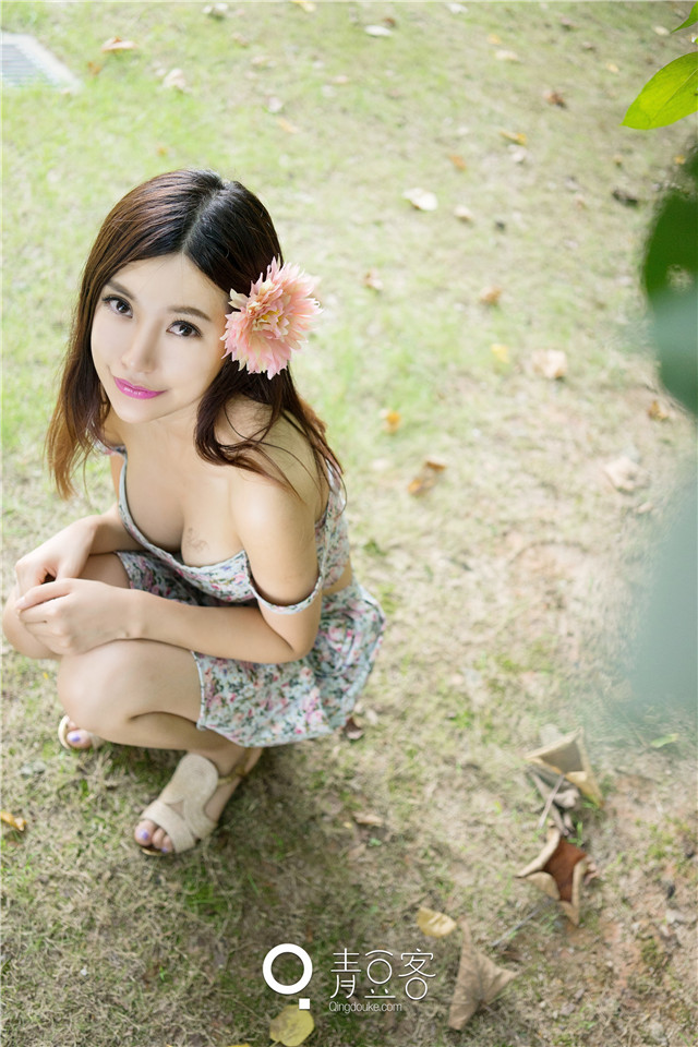 绮里嘉清凉写真曝光 一袭碎花裙展清新美丽