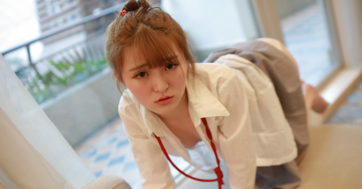 性感尤物伊小七MoMo衬衣露乳诱惑写真