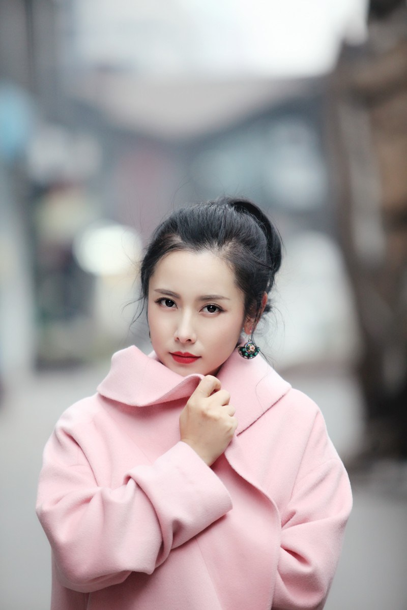 "最美师娘"杨明娜穿粉色大衣似少女