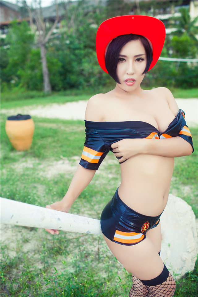 混血嫩模娜依灵儿翘臀写真 让宅男两眼放光