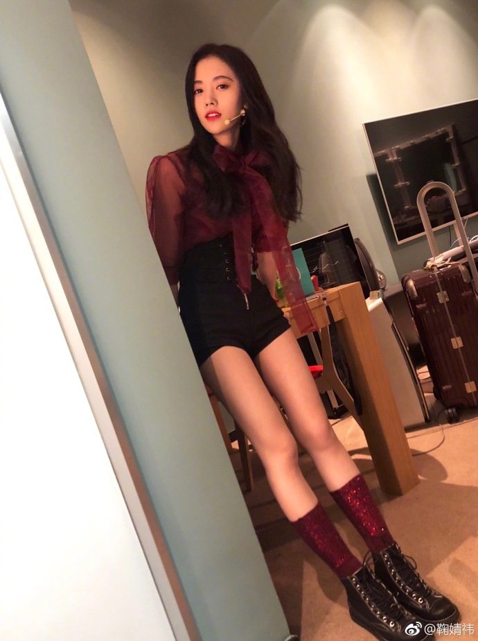 鞠婧祎晒照五官精致 造型百变似娃娃
