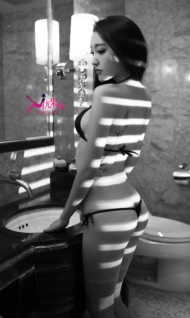 女郎张冬美艳私房写真酥胸半裸美腿销魂